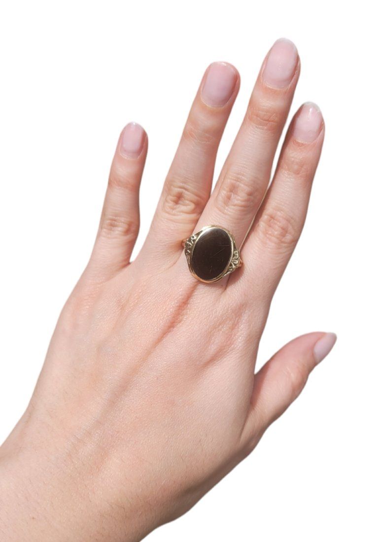 Lot 45: ESTATE 10K ANTIQUE ONYX RING SIZE 9
