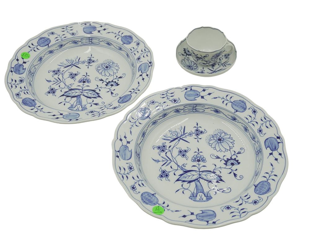 Lot 98: 4 PC LARGE MEISSEN BLUE ONION SERVING BOWLS & CUPS & SAUCER