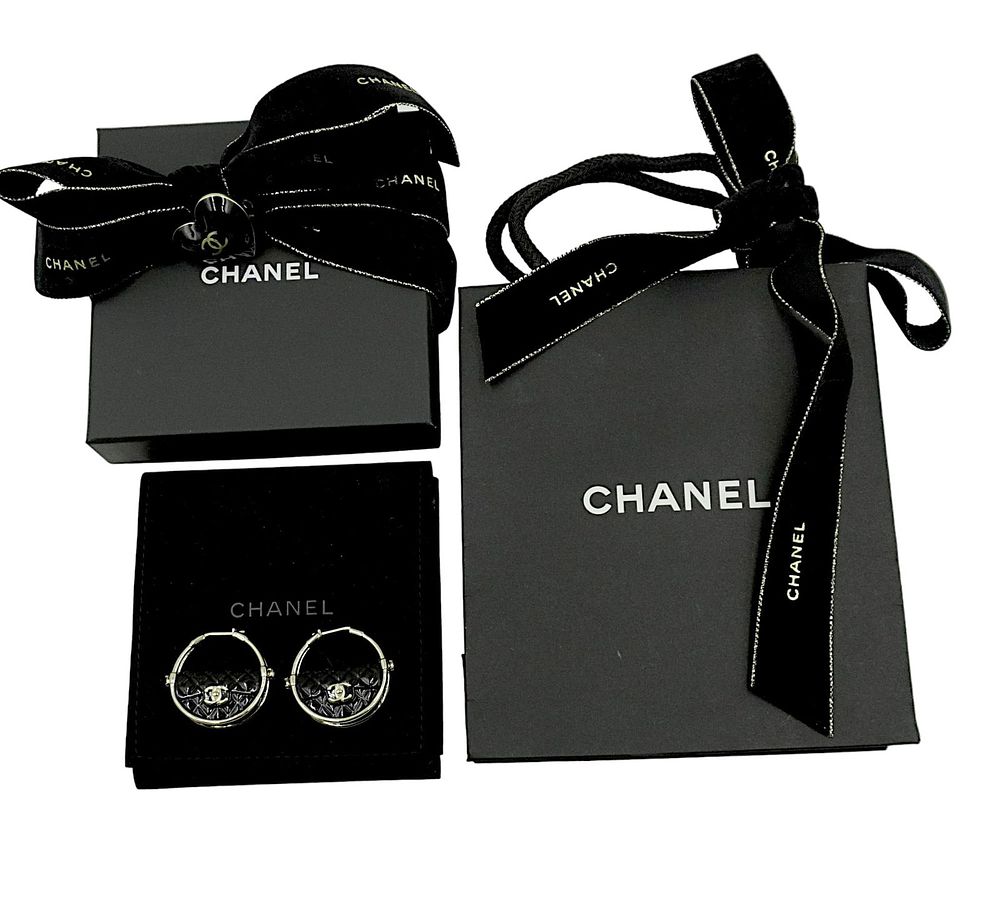 Lot 135: CHANEL RUNWAY BLACK HULA HOOP BAG EARRINGS