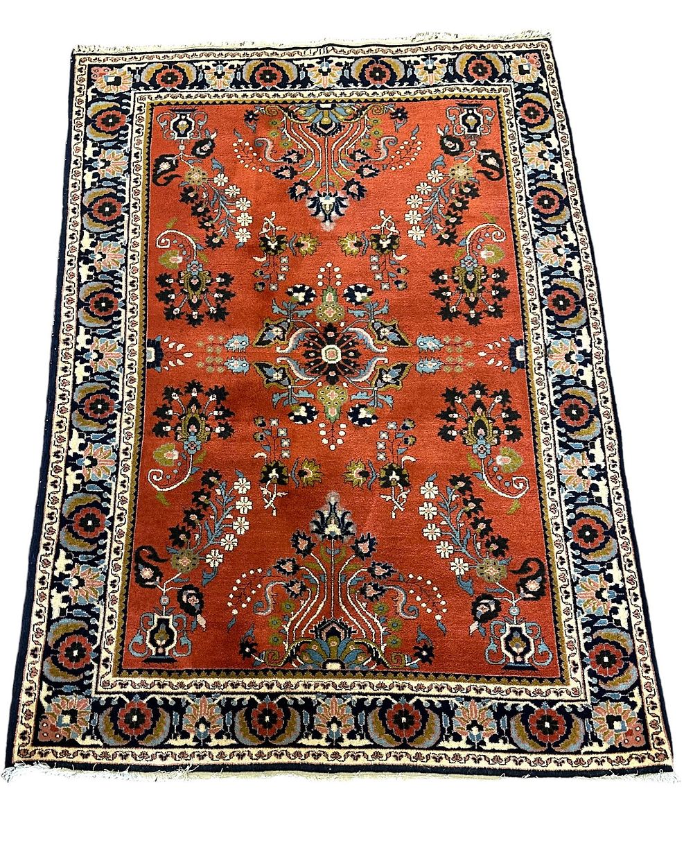 Lot 156: VINTAGE RED HAND KNOTTED SAROUK RUG