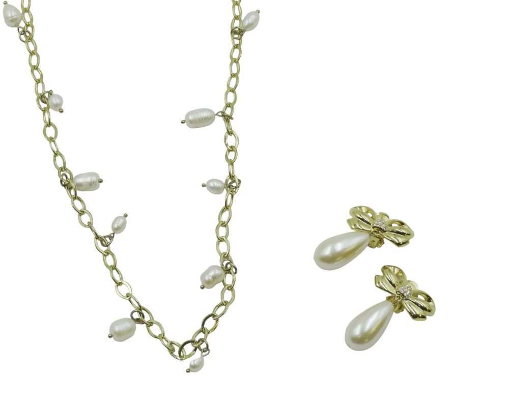 Lot 270: VINTAGE ELIZABETH TAYLOR PEARL EARRINGS AND RALPH LAUREN NECKLACE