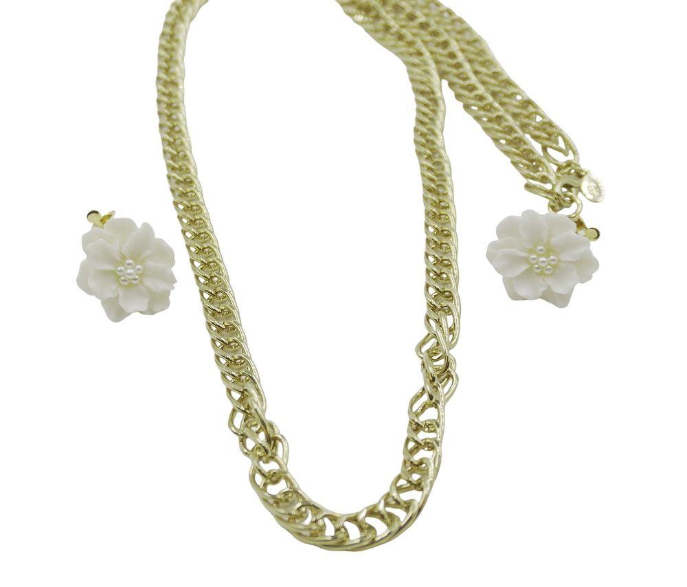 Lot 284: VINTAGE KENNETH JAY LANE GOLD CHAIN NECKLACE AND WHITE PEONY EARRINGS