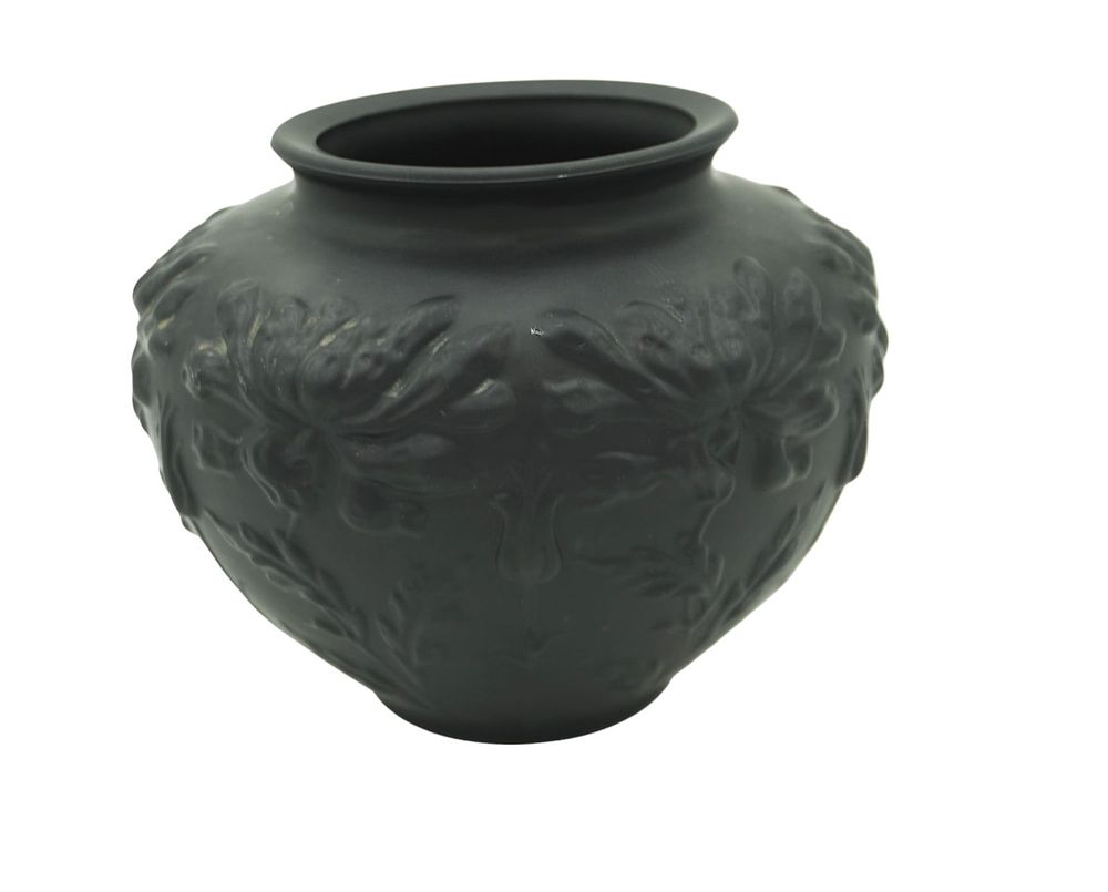 Lot 346: VINTAGE BLACK AMETHYST TIFFIN POPPY VASE