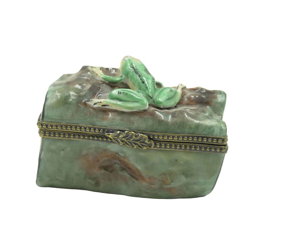 Lot 138: FROG ON LOG LIMOGES BOX