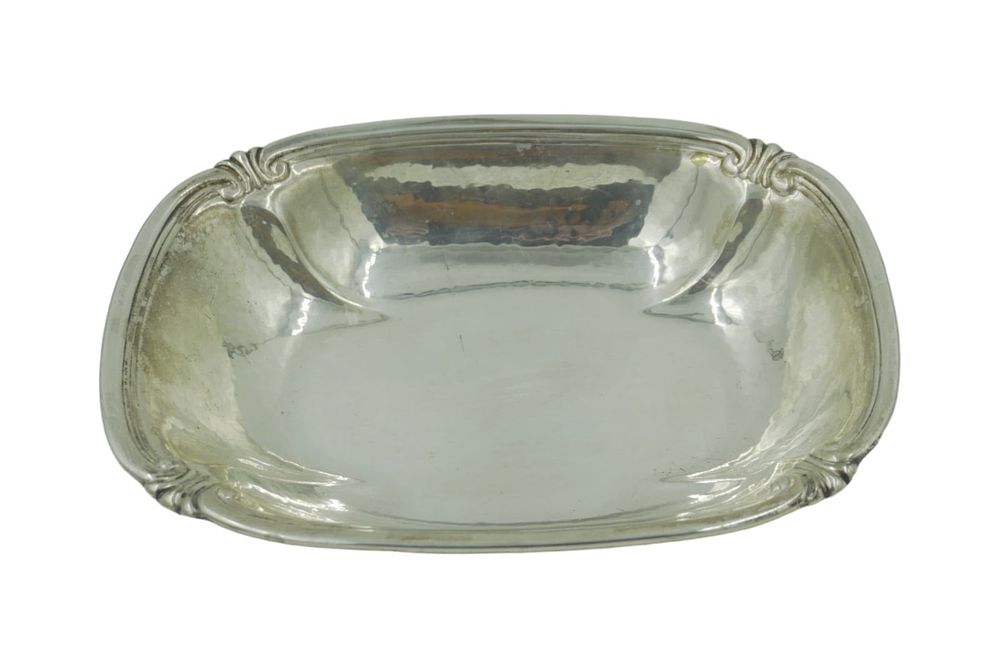 Lot 167: INTERNATIONAL STERLING SILVER SERVING BOWL
