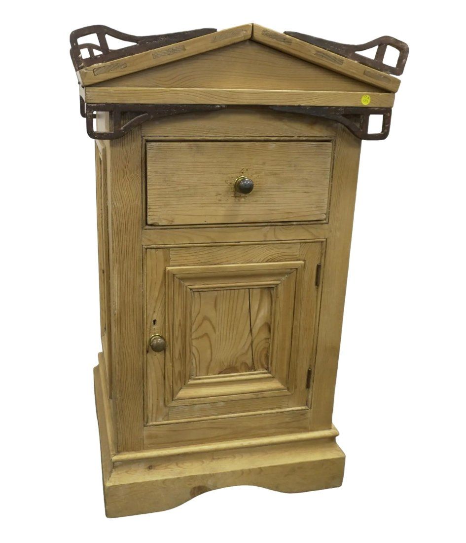 Lot 189: ANTIQUE RARE PINE SADDLE HORSE