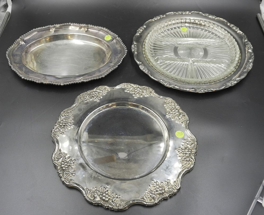 Lot 287: 3 VINTAGE SILVERPLATE SERVING TRAYS