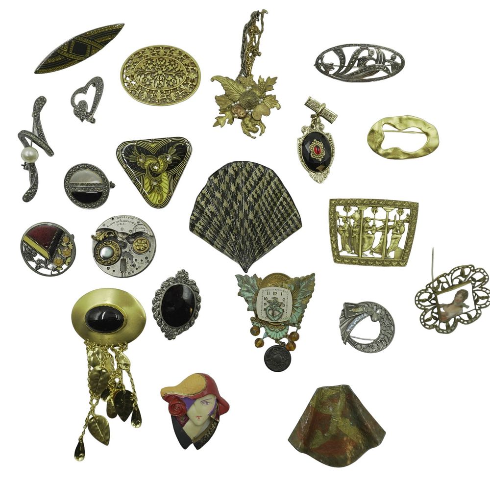 Lot 343: LOT OF 21 VINTAGE BROOCHES