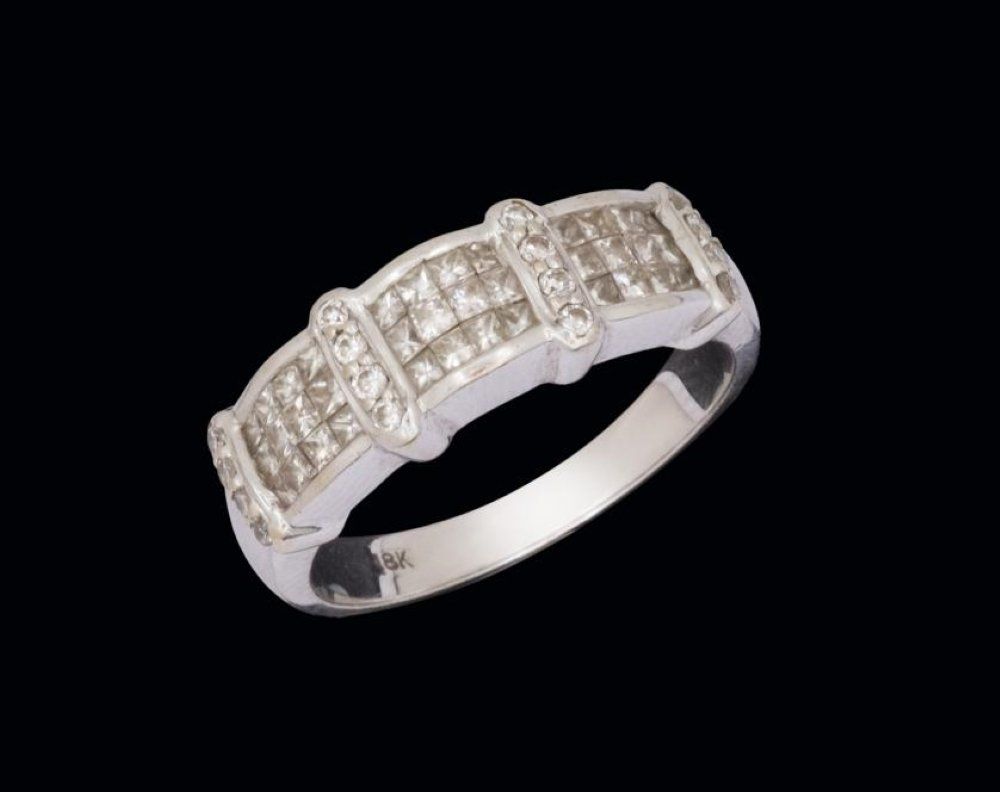Lot 100: 18K GOLD PRINCESS CUT AND ROUND DIAMONDS RING