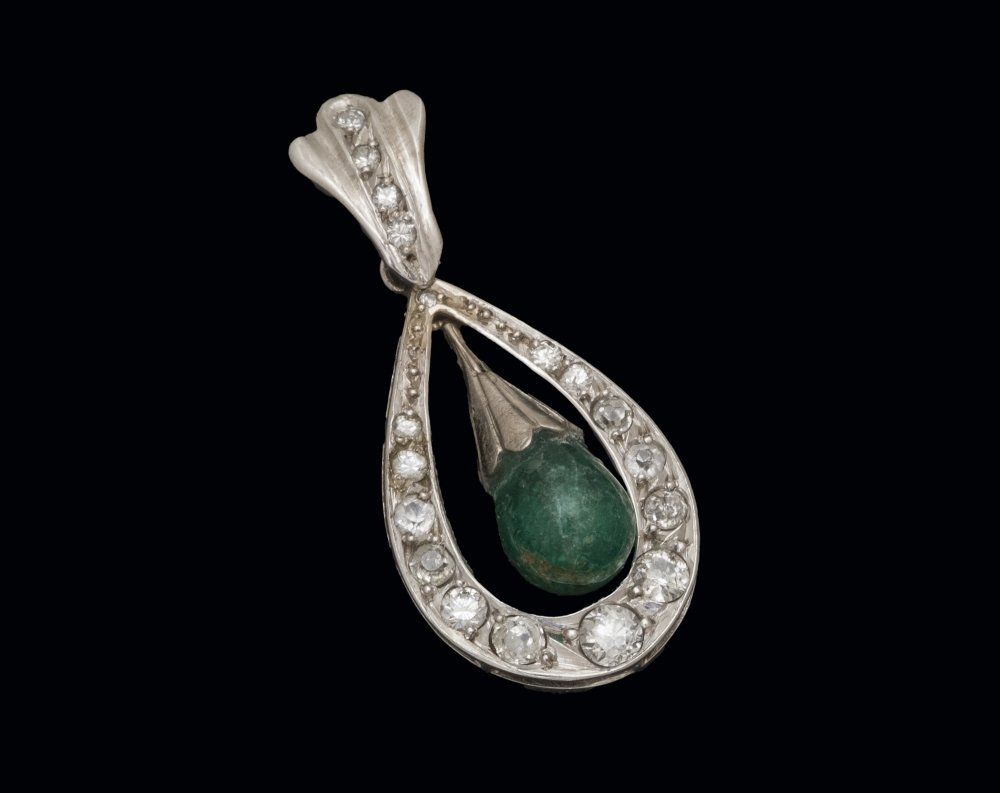 Lot 110: 18K EMERALD AND DIAMOND PENDANT