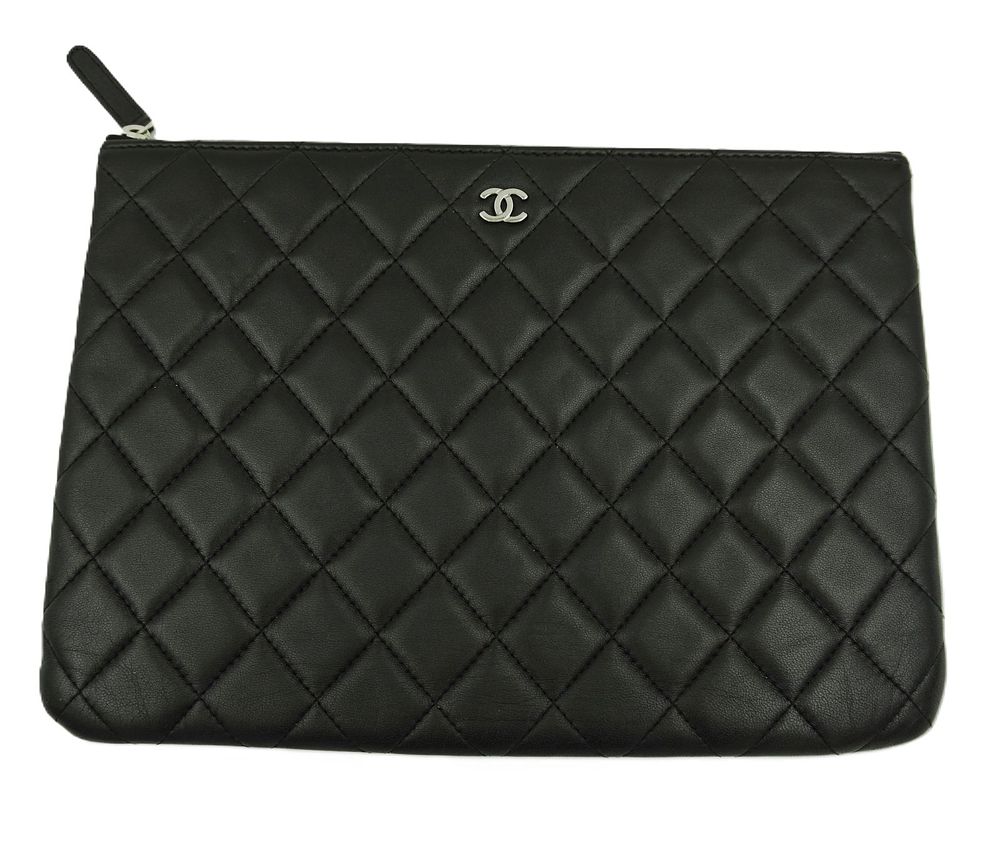 Lot 113: CHANEL QUILTED IPAD CASE IN BOX WITH DUST COVER
