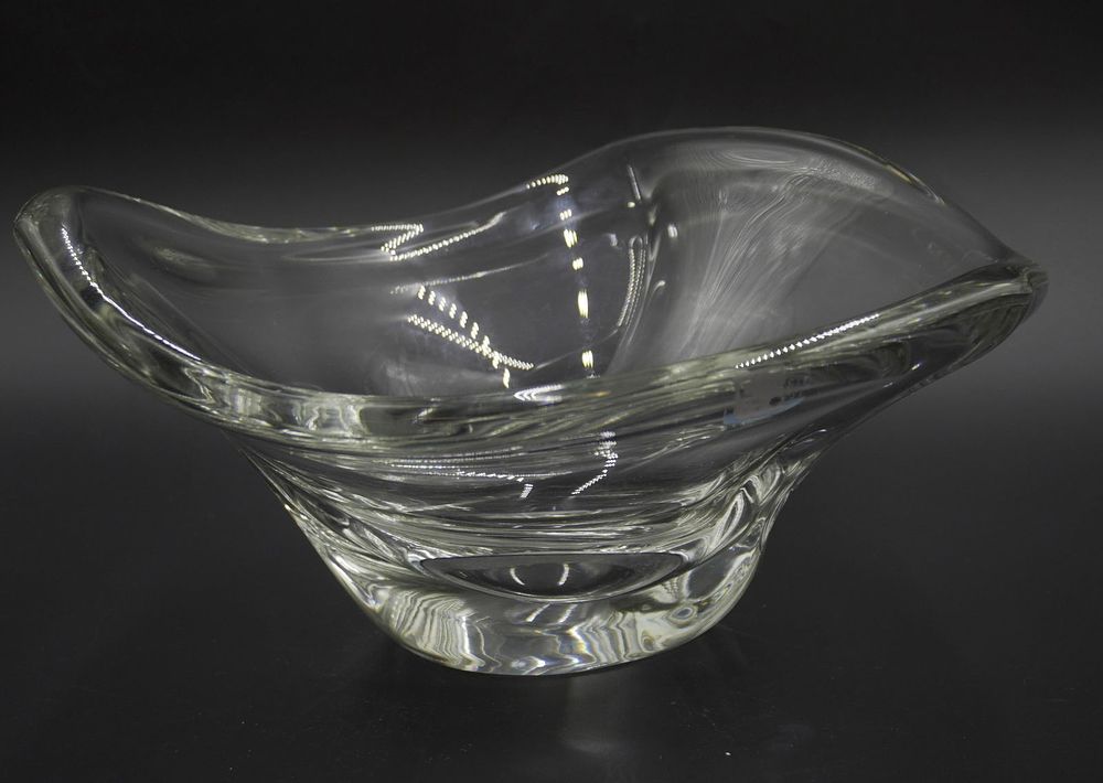 Lot 129: LARGE MCM DAUM CRYSTAL CENTERPIECE BOWL