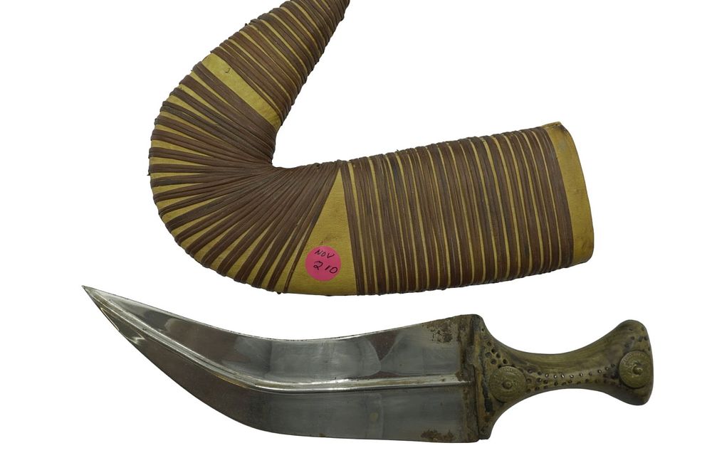Lot 210: ANTIQUE OMANI JAMBIYA DAGGER