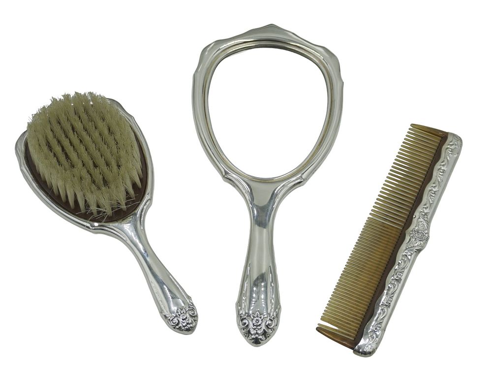 Lot 282: WALLACE SILVERSMITHS SILVER PLATED 3 PIECE VANITY SET