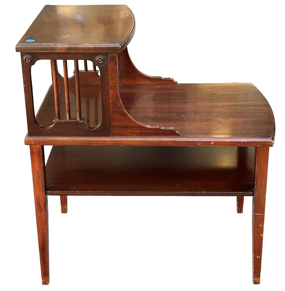 Lot 322: ANTIQUE 1920s MERSMAN TIERED SIDE TABLE