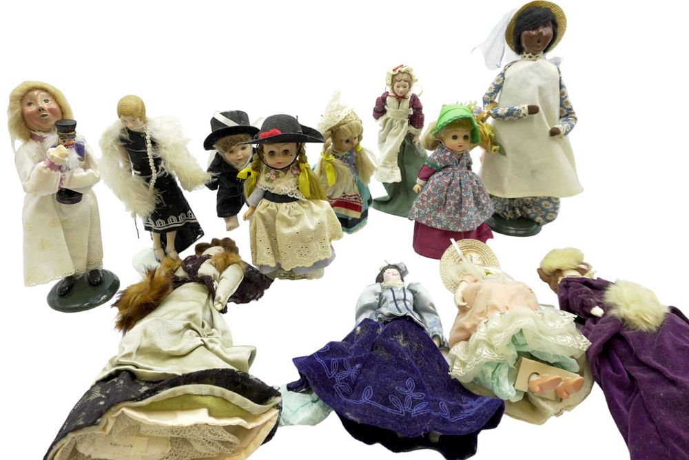 Lot 325: LARGE GROUP OF VINTAGE DOLLS