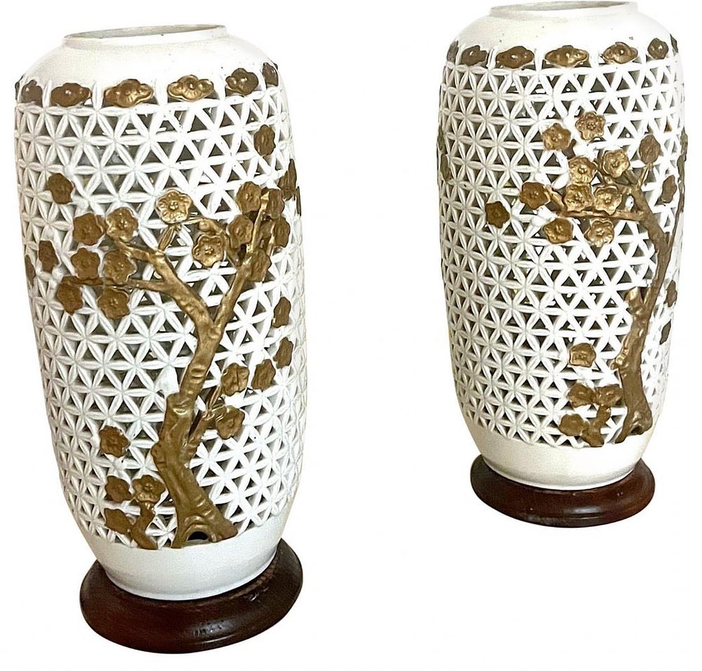 Lot 169: PAIR OF 20th CENTURY BLANC DE CHINE CHINESE PORCELAIN VASES