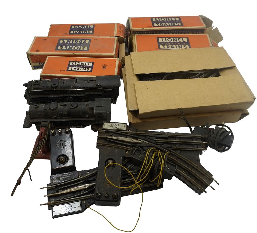 Lot 171: LARGE GROUP MID CENTURY LIONEL TRAINS