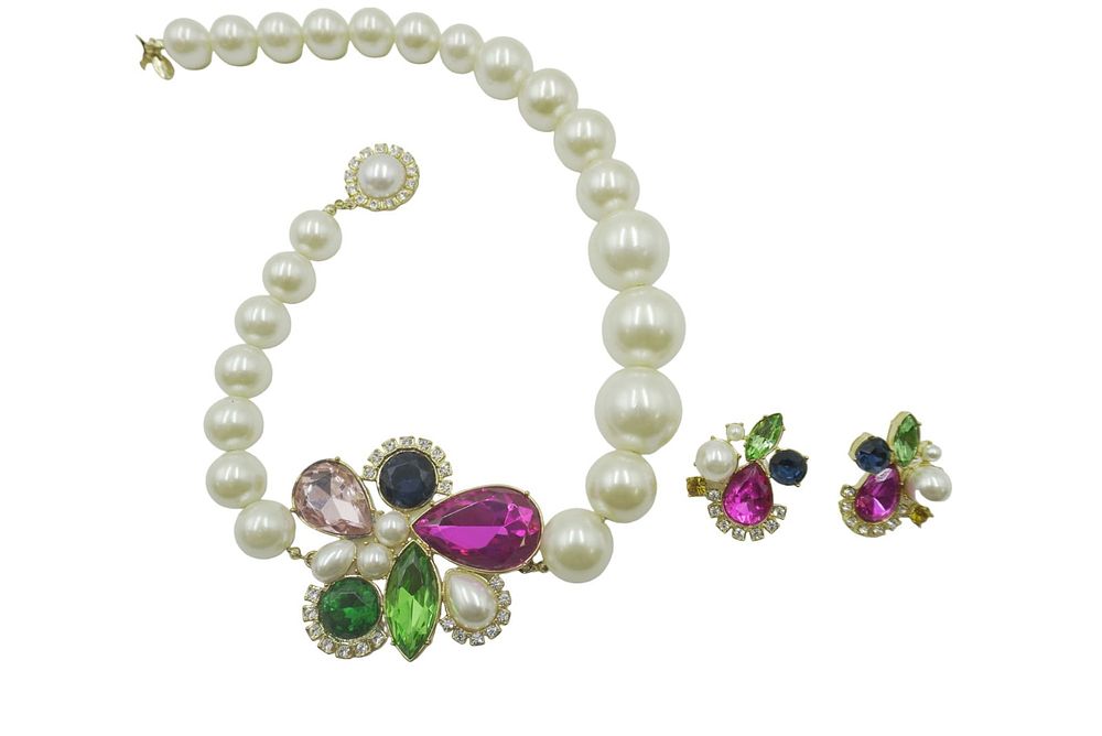 Lot 206: LARGE DEMI PARURE PEARLS & RHINESTONES