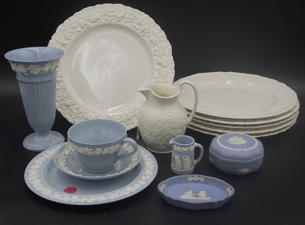Lot 213: LARGE LOT OF QUEENS WEAR WEDGWOOD CHINA