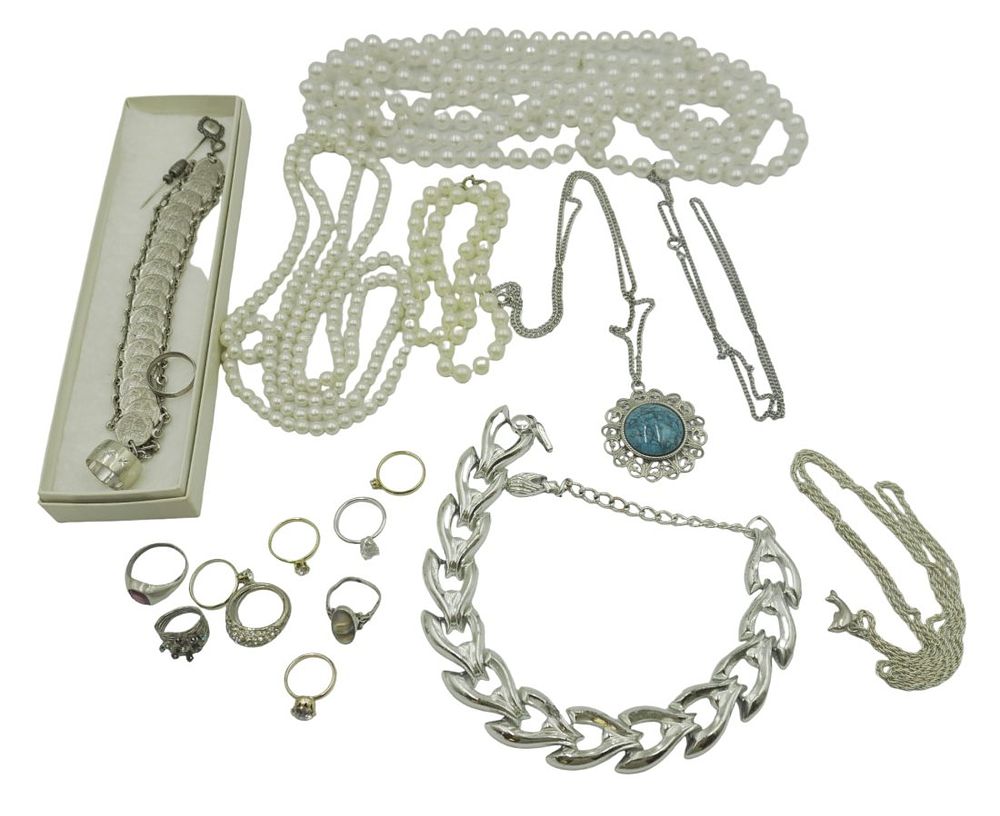 Lot 255: LARGE LOT OF VINTAGE COSTUME JEWELRY