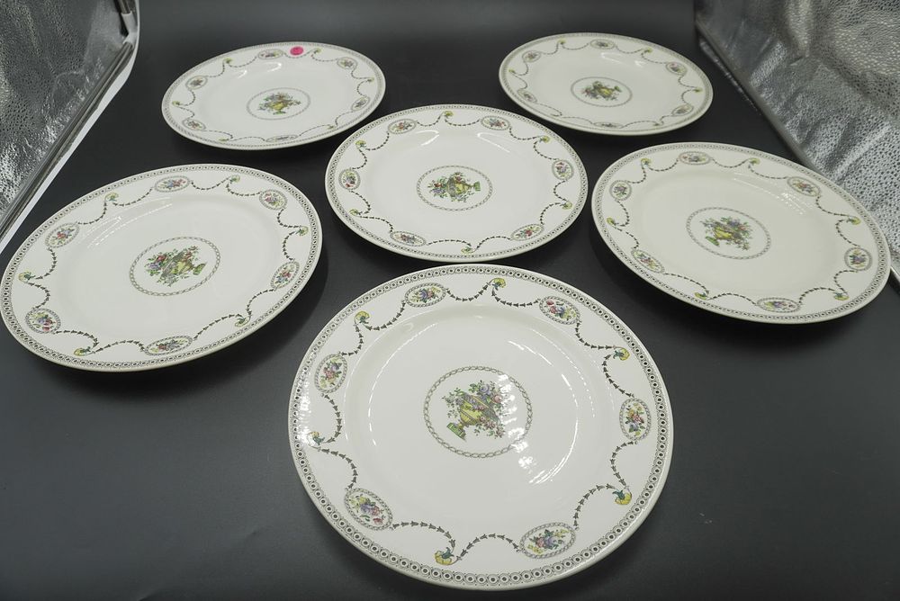 Lot 311: SPODE COPELAND FLORAL DINNER PLATES - 6