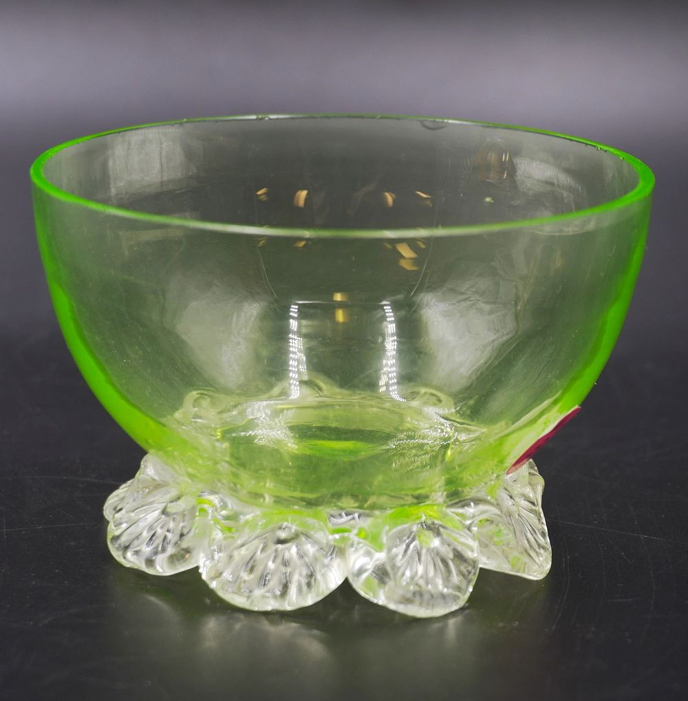 Lot 334: VINTAGE VASELINE OPEN CANDY BOWL