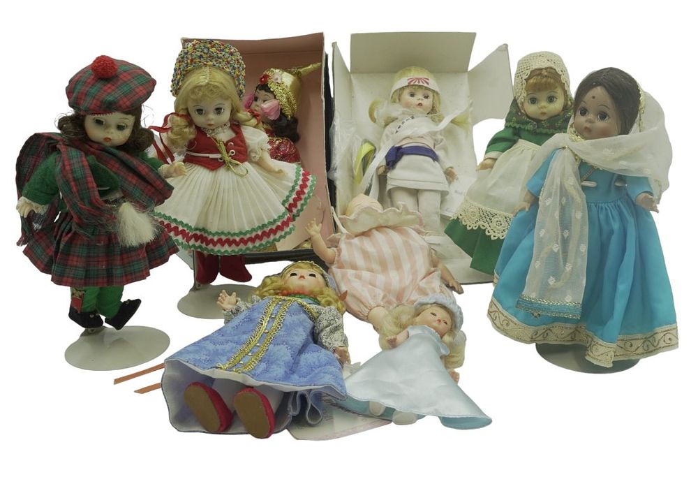 Lot 339: LARGE LOT OF VINTAGE 8" MADAME ALEXANDER