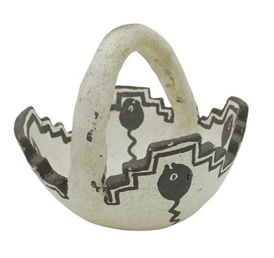 ZUNI POTTERY TADPOLE BASKET 1940s. Older Zuni Pottery Stepped Tadpole Basket c 1940s. Measures 