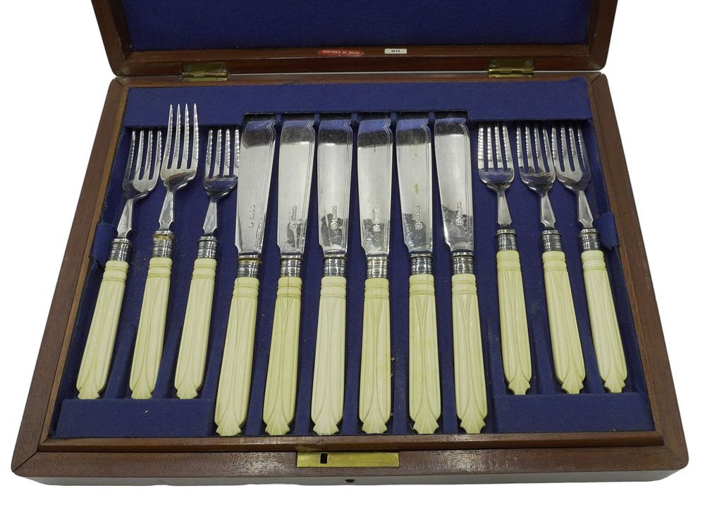 Lot 62: ANTIQUE ENGLISH SERVICE FOR 12 BOXED FISH SET