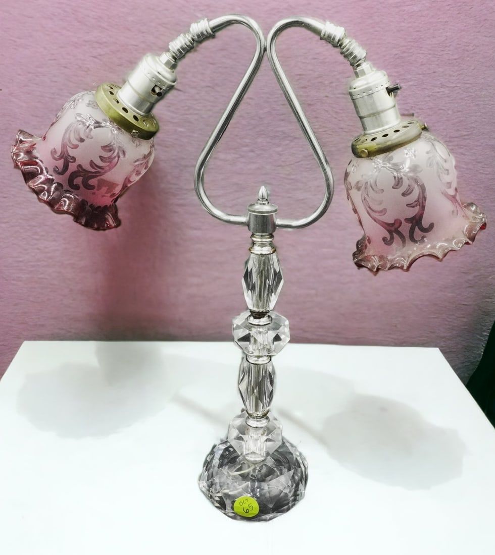 Lot 65: VINTAGE LUCITE GLASS & CHROME TABLE LAMP