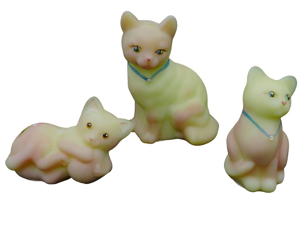 Lot 115: 3 BURMESE FENTON GLOW CAT FIGURINES