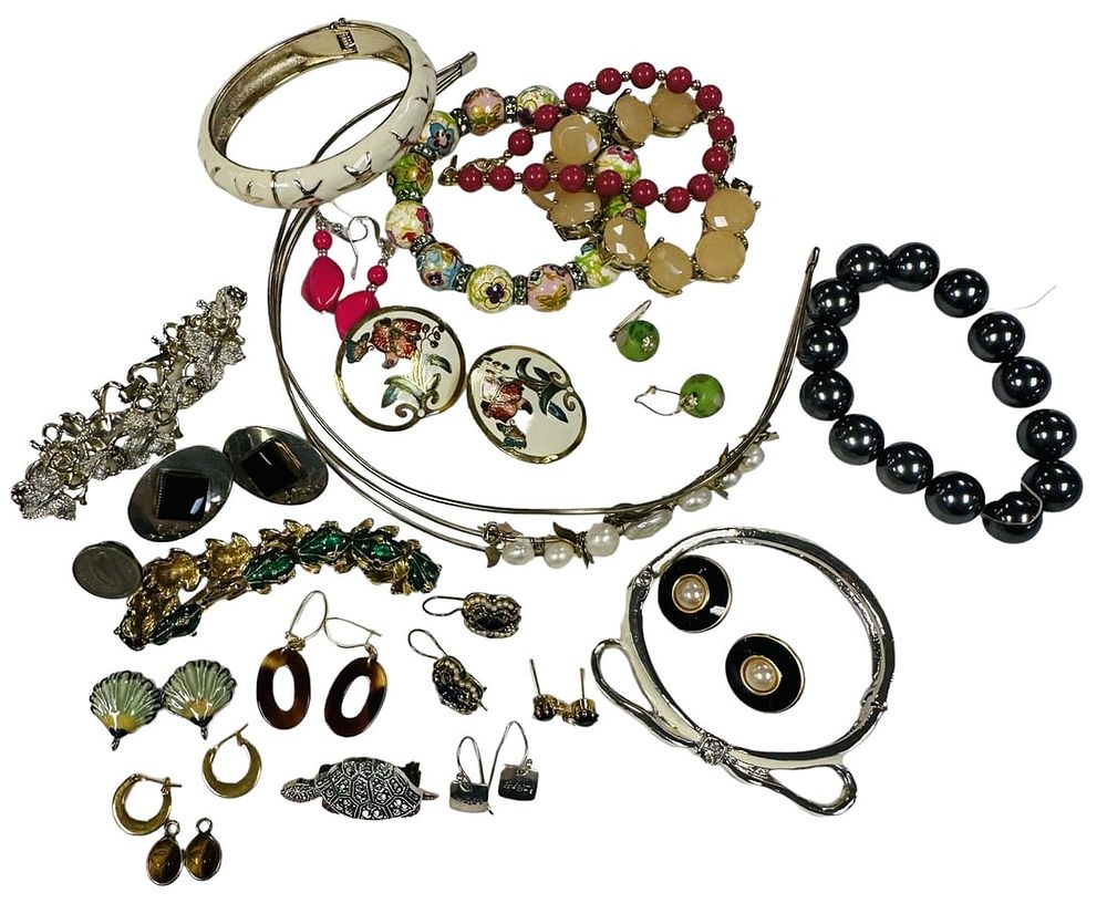 Lot 316: LARGE LOT VINTAGE JEWELRY - 35 Pieces