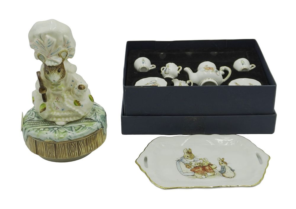 Lot 319: VINTAGE BEATRIX POTTER SCHMID MUSIC BOX & BETRIX POTTER PORCELAIN TEA SET