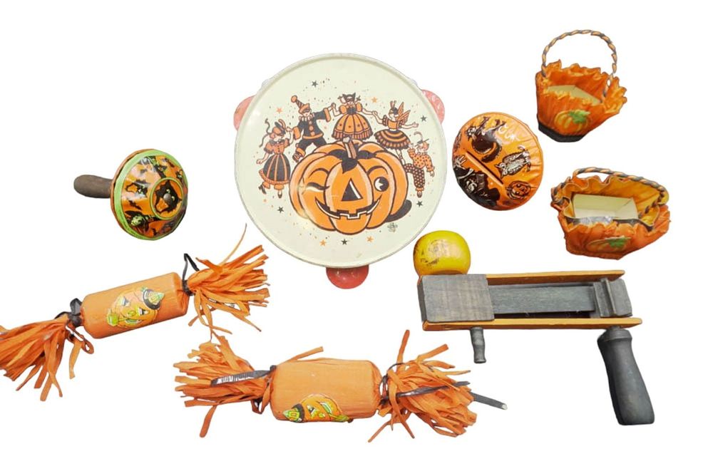 Lot 11: 8 pc VINTAGE HALLOWEEN TIN LITHO & CREPE NOISE MAKERS & DECOR