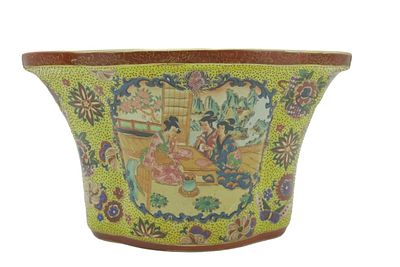 CHINESE PORCELAIN PLANTER / CACHE POT. Vintage Chinese Porcelain Planter / Cache Pot. Scenes of 