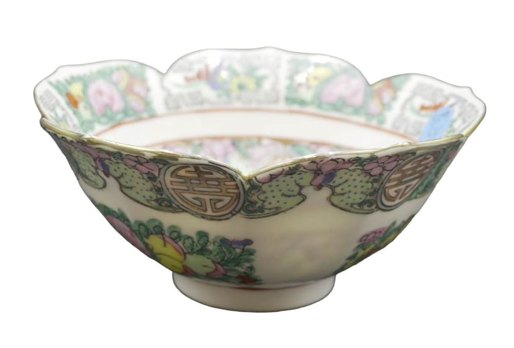 Lot 54: QING DYNASTY FAMILLE ROSE BOWL