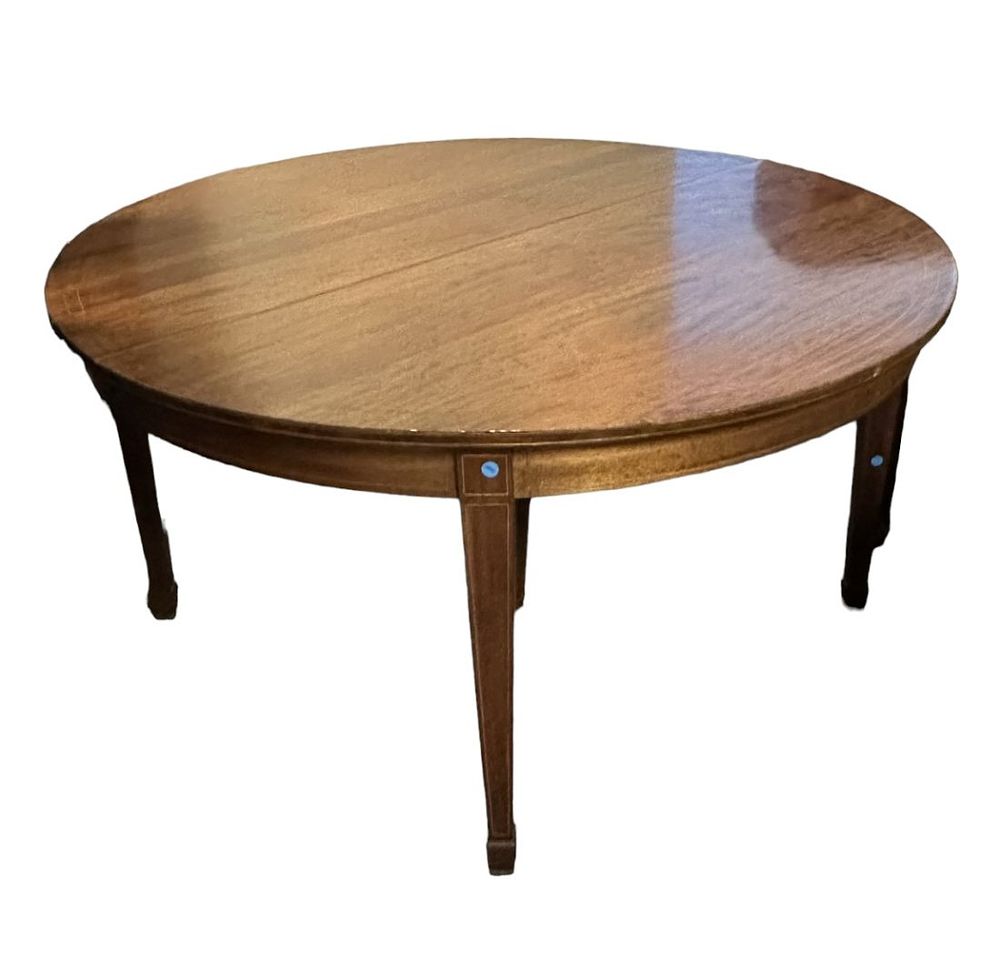 Lot 151: HEPPLEWHITE DINING TABLE WITH 4 LEAVES