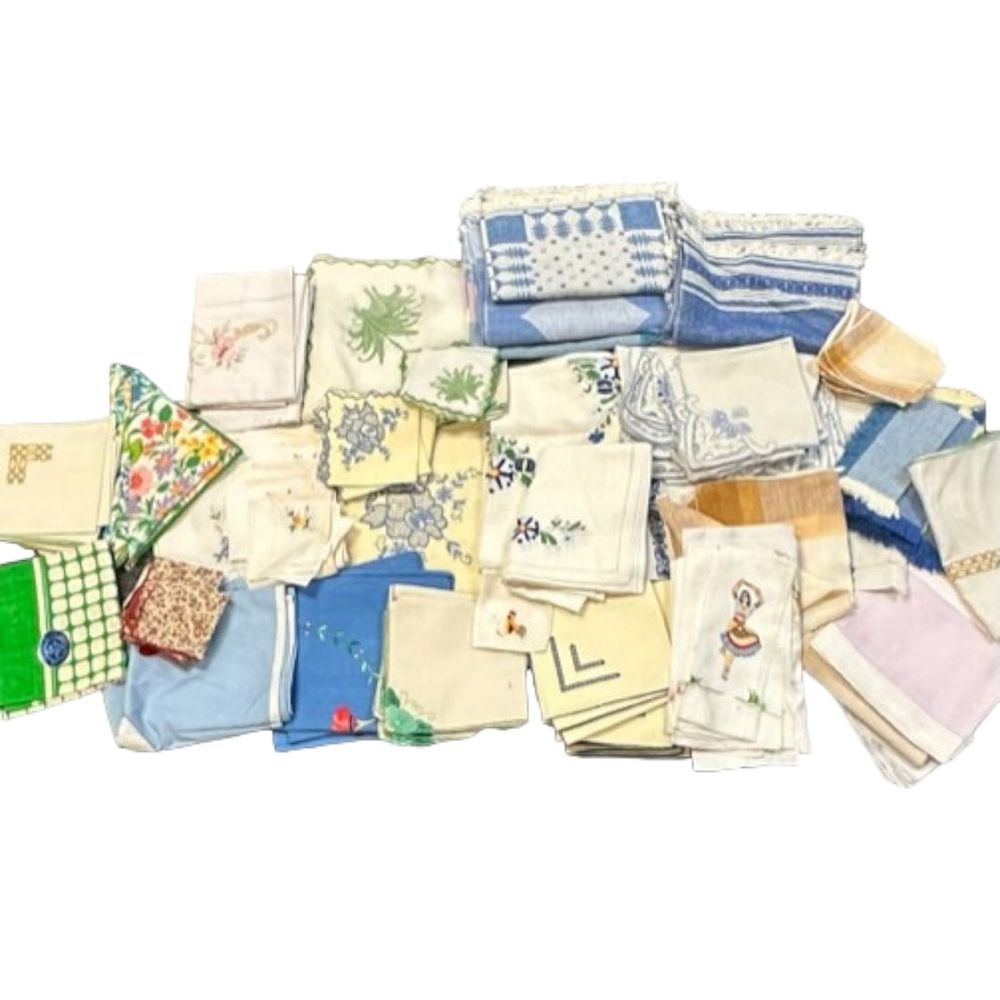 Lot 253: LARGE BOX OF ASSORTED VINTAGE TABLE LINENS