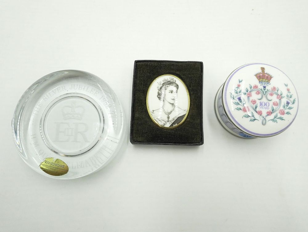 Lot 292: BRITISH ROYAL MEMORABILIA LOT