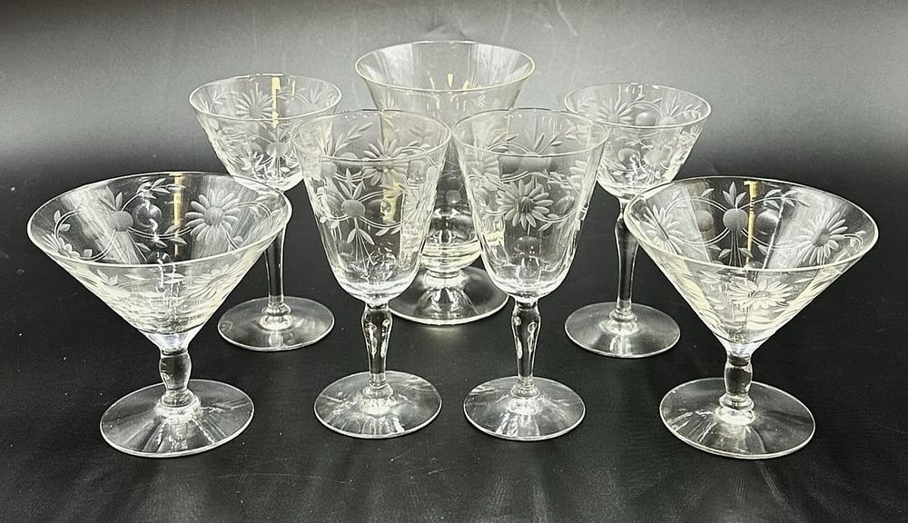 Lot 326: 7 VINTAGE ELEGANT ERA SENECA GLASSES