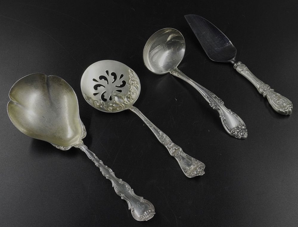 Lot 7: 4 STERLING SILVER SERVING PIECES