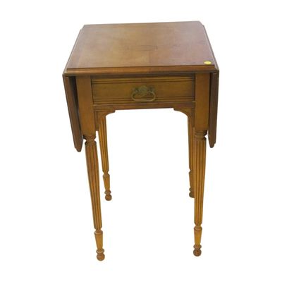 ANTIQUE 19th c DROP LEAF PEMBROKE TABLE. Antique 19th c Drop Leaf Pembroke Table. 