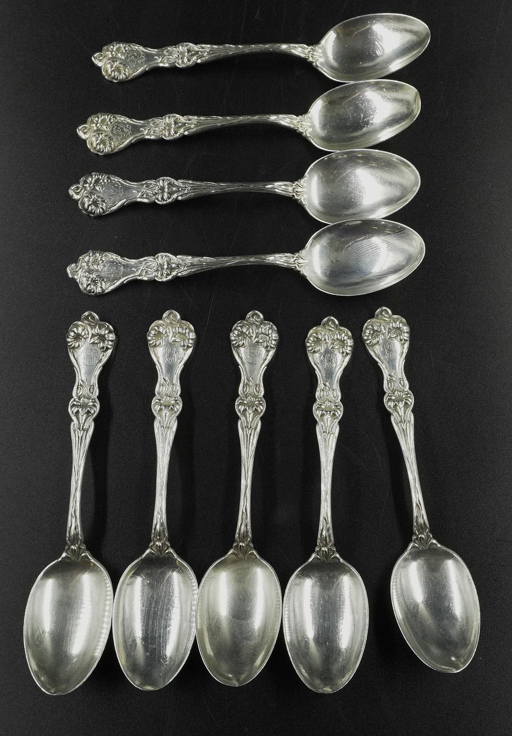 Lot 35: 9 ANTIQUE STERLING SILVER LILY FLORAL TEASPOONS