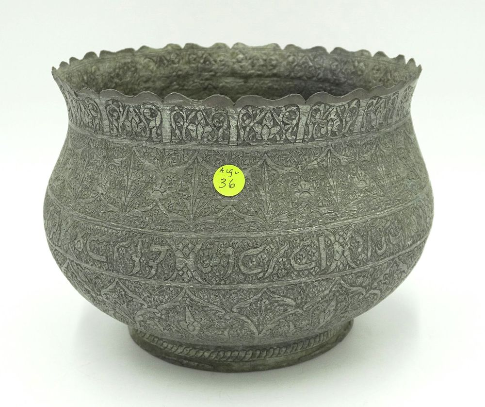 Lot 36: ANTIQUE ISLAMIC TINNED COPPER BOWL / POT