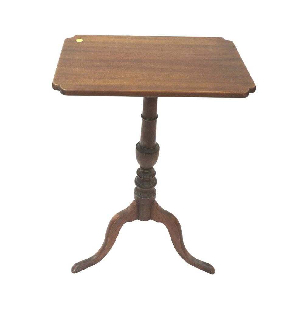 Lot 200: ANTIQUE MADDOX OCCASIONAL MAHOGANY TABLE