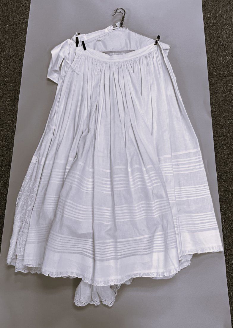 Lot 222: 5 VICTORIAN / EDWARDIAN LADIES & CHILD WHITE CLOTHING