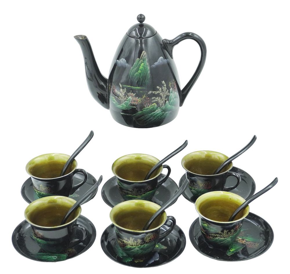 Lot 224: VINTAGE BLACK LACQUER AND GOLD JAPANESE 19 PIECE TEA SET