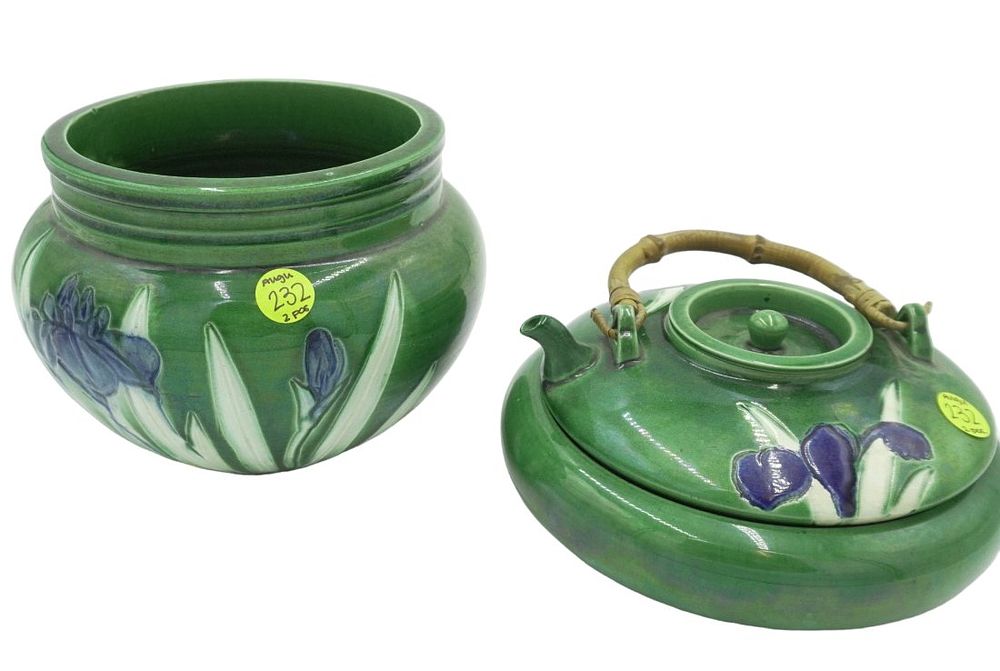 Lot 232: ANTIQUE AWAJI JAPANESE VASE AND MATCHING TEA POT