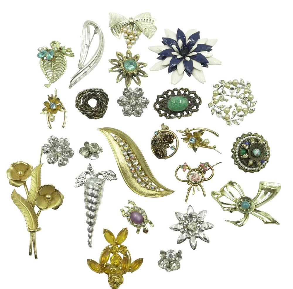 Lot 261: MISC. VINTAGE BROOCHES - 25 PIECES